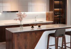 Gian bếp gỗ óc chó đẳng cấp với điểm nhấn là chậu KACI